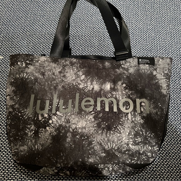 lululemon athletica Handbags - Lululemon clean lines gym bag. Like new